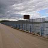 Torniamo all�auto e riprendiamo la strada asfaltata per dirigerci verso la sponda lucana del sito. Attraversiamo il ponte che attraversa lo specchio d�acqua...